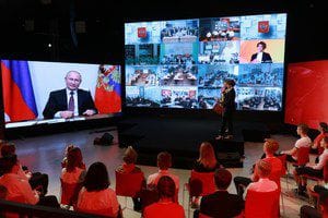 Президент России принял участие во всероссийском открытом уроке «Помнить – значит знать»