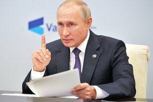 Путин поручил разработать предложения по улучшению системы оплаты труда учителей