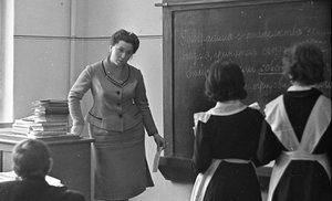 Возврат к проверенной практике. Зарплаты учителей предложили начислять как в СССР